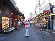 みやげ物売店が店を開いていました。