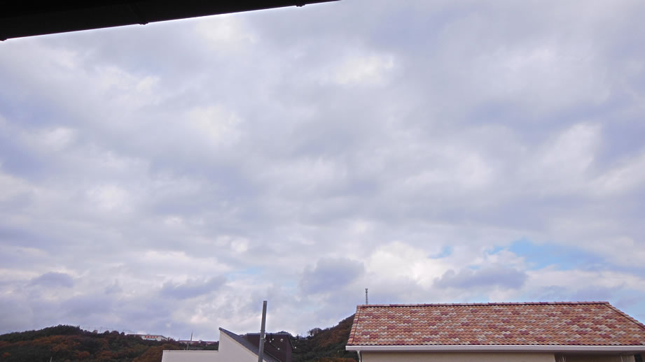 2015年12月4日（金）倉敷しのちゃんの空と雲、窓からの拡大写真です。