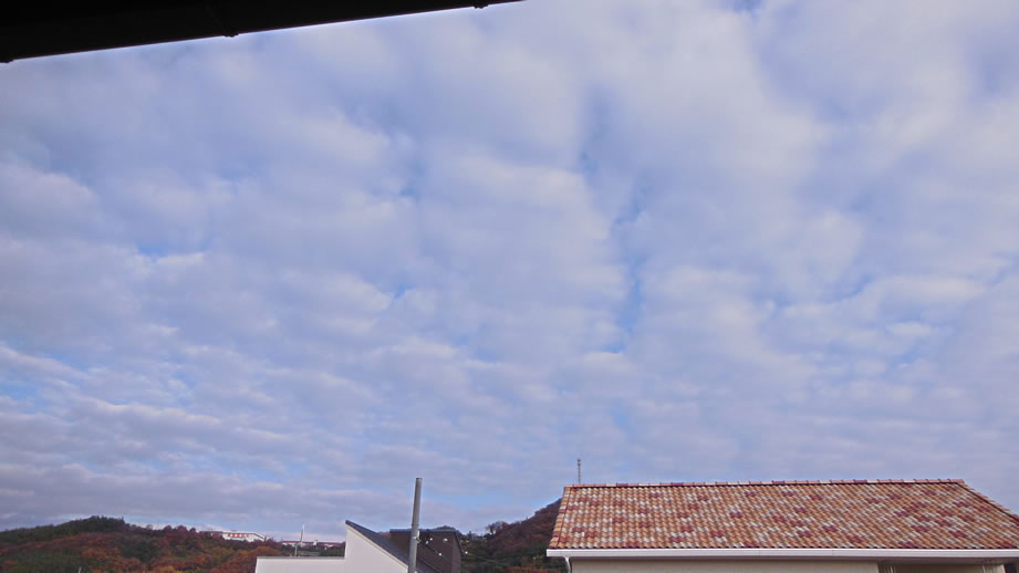 2015年12月12日（土）倉敷しのちゃんの空と雲、窓からの拡大写真です。